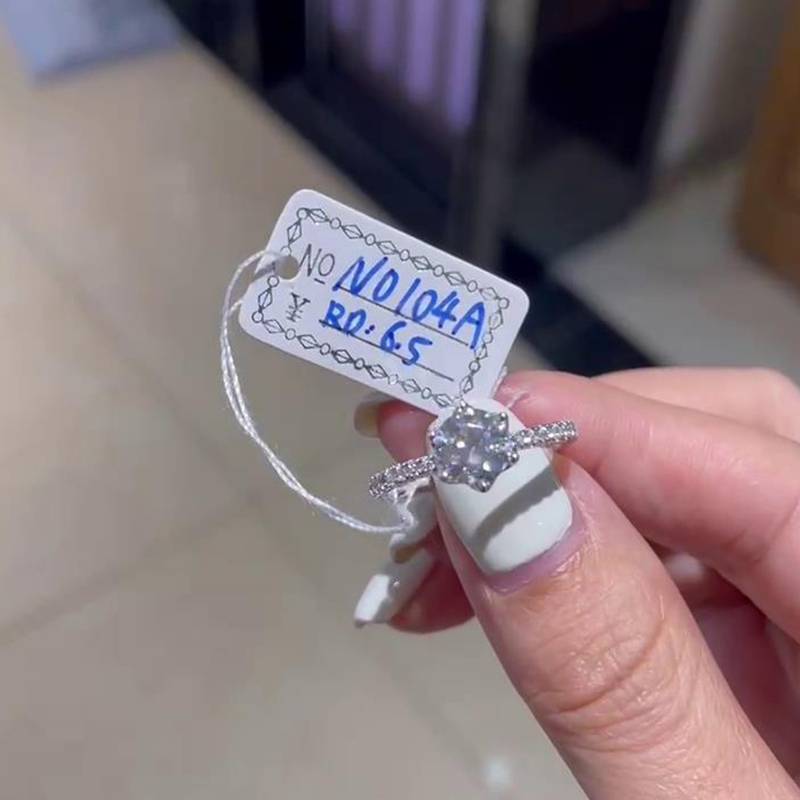 微镶花苞六爪女戒S925银镀白金定制选款主石莫桑钻1.0ct/副石高碳钻